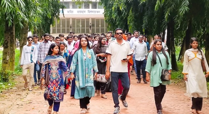 ১৮০ দিন পূর্তি ও ফখরুল-রিজভীকে শুভেচ্ছা জানিয়ে জাবি ছাত্রদলের মিছিল